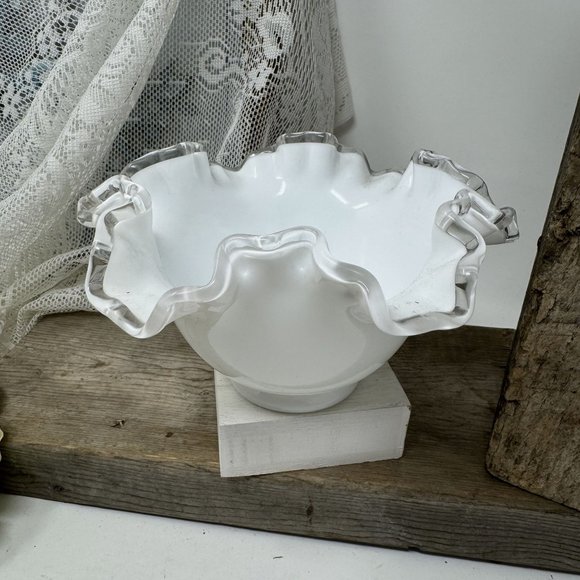 Vintage Fenton Glass Round Double Crimped Bowl - Picture 3 of 8
